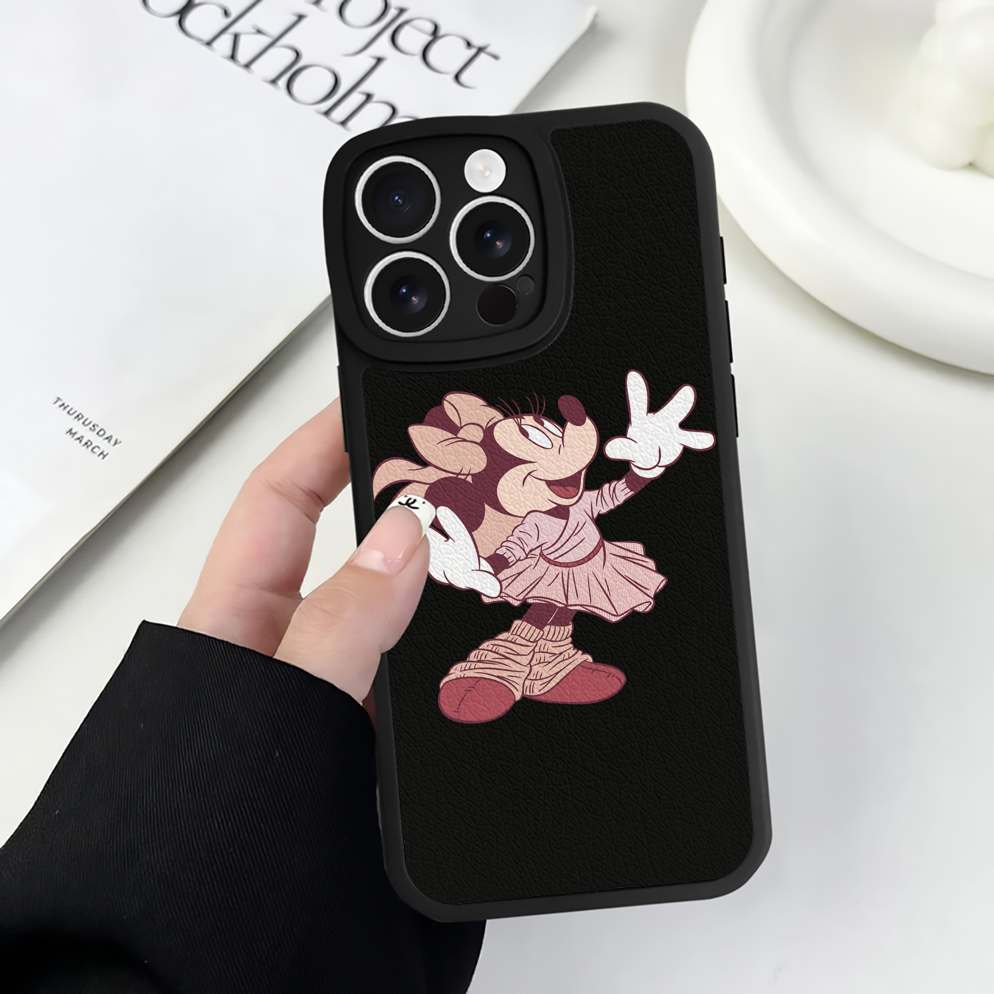 （画像用） ミッキーマウス Mickey Mouse 【iPhone 16シリーズ対応】シリコンスマホケース（レザー調） 材質：シリコン